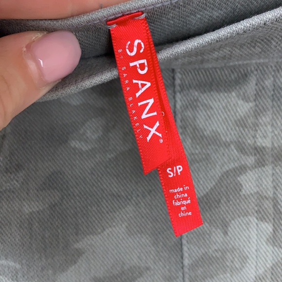 SPANX Jeanish Leggings StoneWash Camo - Picture 5 of 9